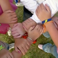 Zmiana szkoły Dla dziecka zmiana szkoły to bardzo trudna sprawa, zwłaszcza, jeśli w tej szkole i klasie czuło się dobrze. Możemy jednak mu w tym pomóc odpowiednimi rozmowami. Tłumaczymy dziecku, ze w...