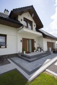 strefa wejściowa_Polbruk Jak efektownie zaaranżować strefę wejściową domu i przestrzeń wokół posesji?