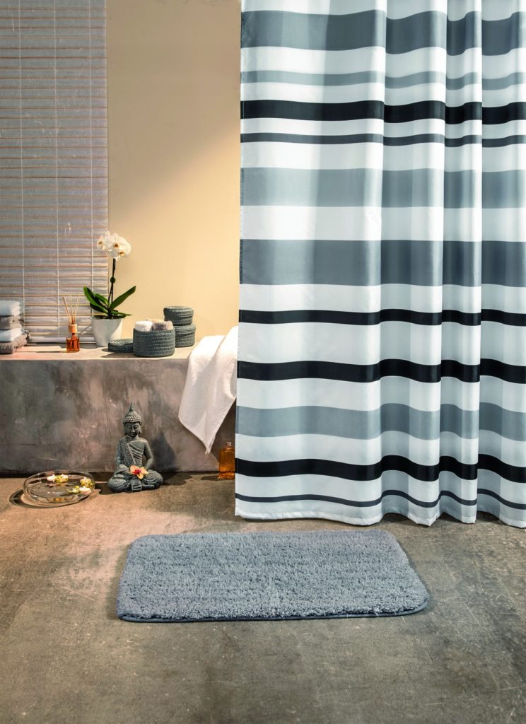 KiK_aranzacja_strefy_wellness_zaslony_prysznicowe_29_99_zl_dywaniki_lazienkowe_34_99_zl Poranna toaleta, żeby doprowadzić się do „porządku” i szybka kąpiel, która przygotowuje do snu: Łazienka – witaj w królestwie domowego odpoczynku!